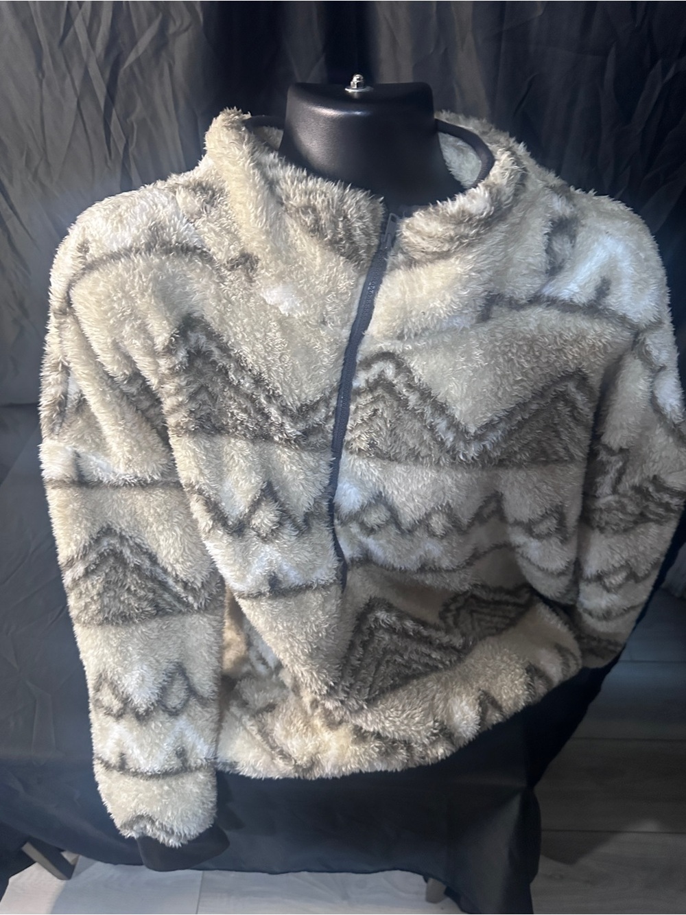 Cozy Women's Ivory & Gray Patterned Fleece Pullover Jacket-Lularoe size 3XL-#645